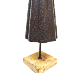 Choinka metalowa wzorzysta na podstawie z drewna mango 83cm